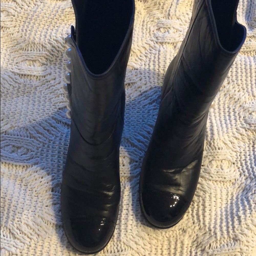 Chanel leather boots with pearl buttons - Picture 3 of 8